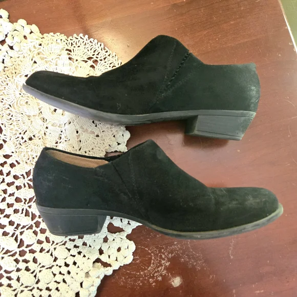 Jessica Cline Black Suede Low Heel Loafers - Picture 2 of 7